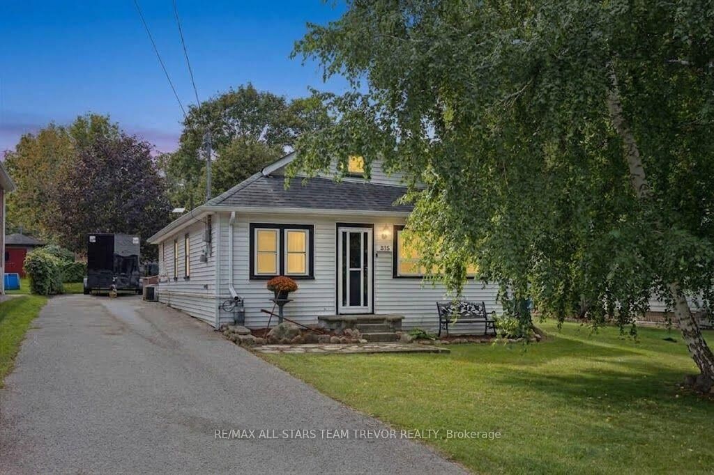 Property Photo:  215 Elm Avenue  ON L4P 2V2 
