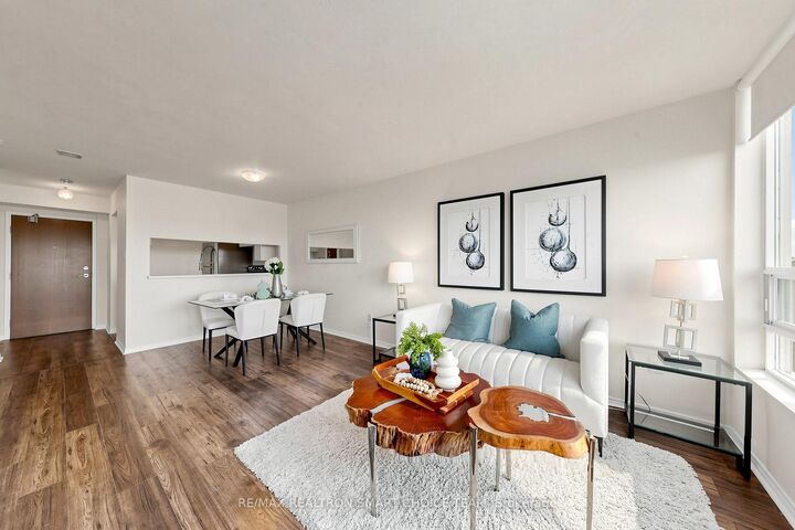 Property Photo:  50 Kingsbridge Garden Circle 504  ON L5R 1Y2 