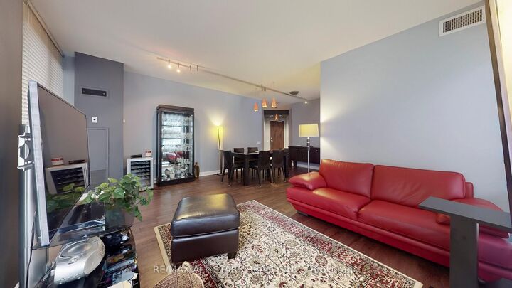 Property Photo: 85 Bloor Street E 611 ON M4W 3Y1