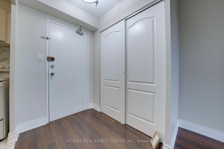 Property Photo:  362 The East Mall Drive 314  ON M9B 6C4 
