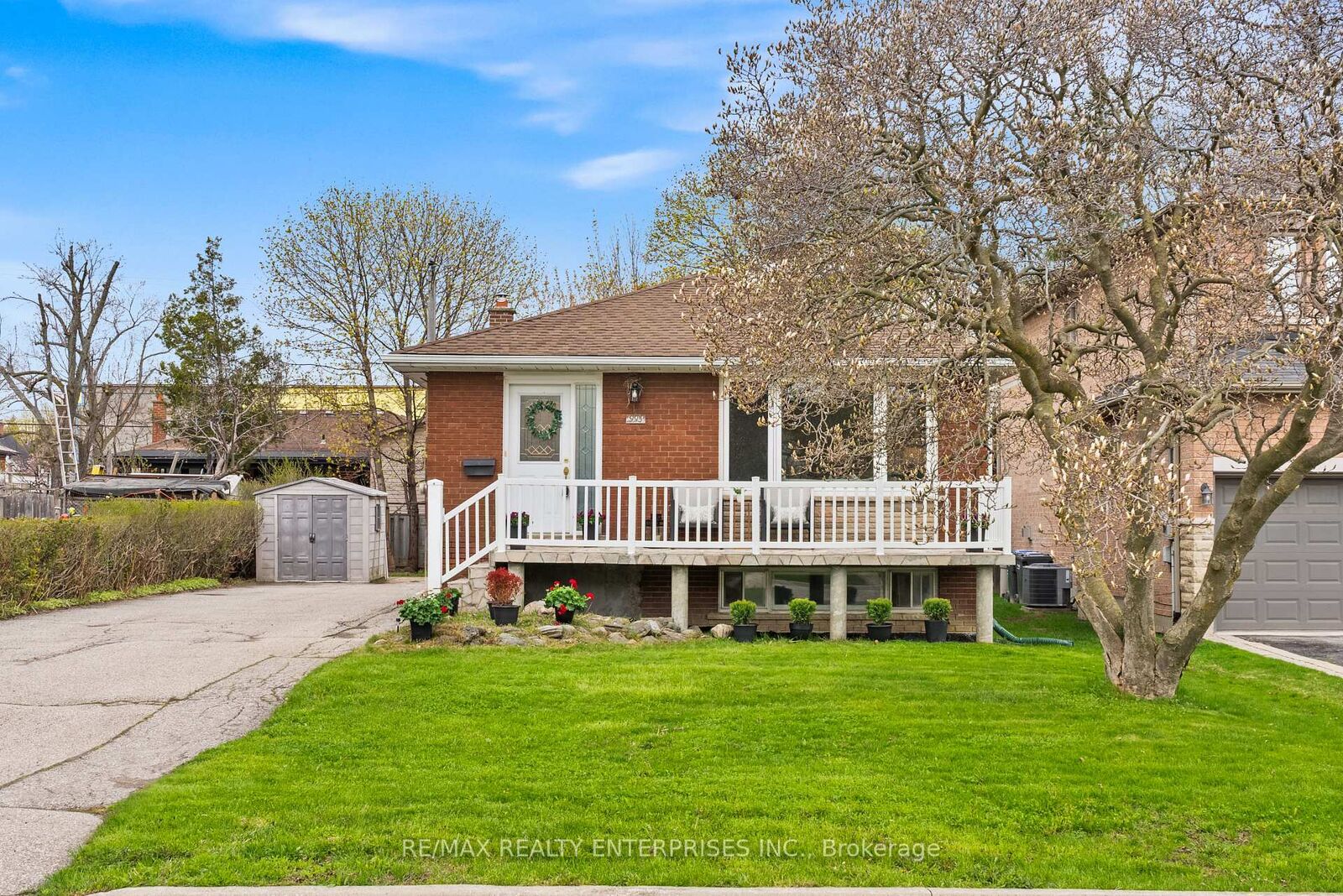 Property Photo:  995 Garrard Avenue  ON L5E 1L4 