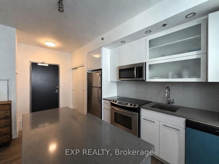 Property Photo:  98 Richmond Road 208  ON K1Z 0B2 