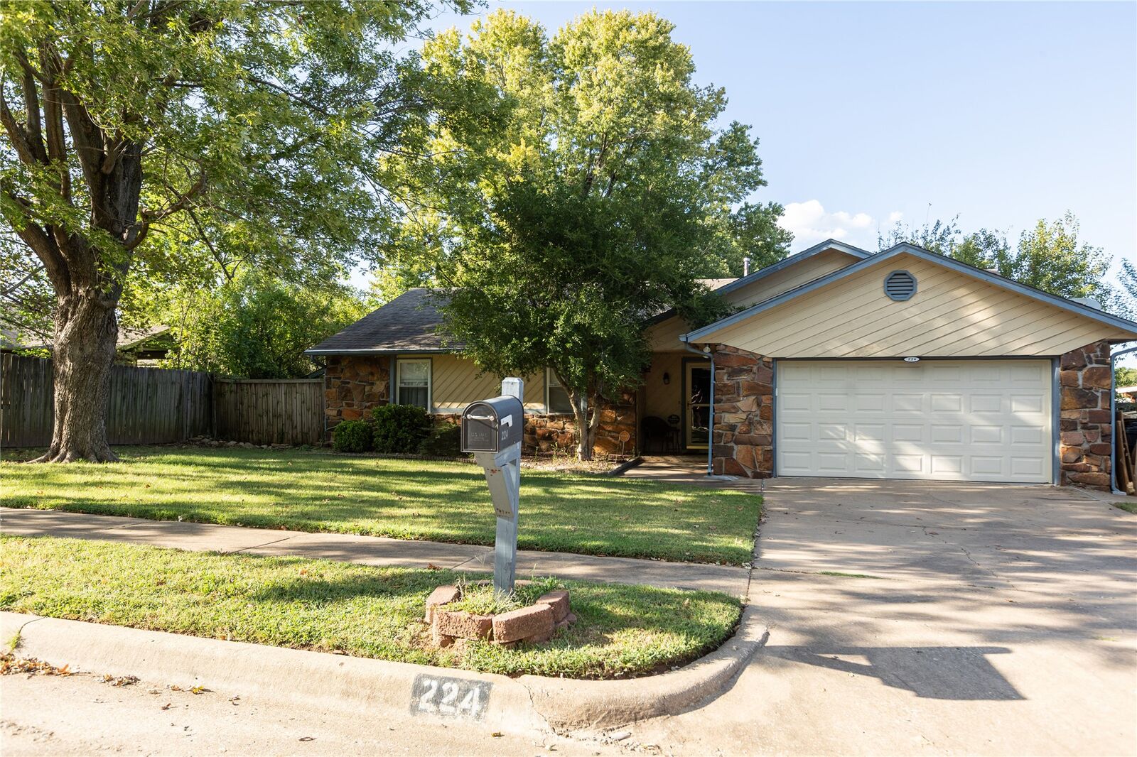 Property Photo: 224 W Los Angeles Place OK 74011
