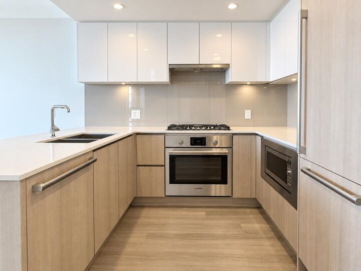 Property Photo:  618 Carnarvon Street 1705  BC V3M 0N9 