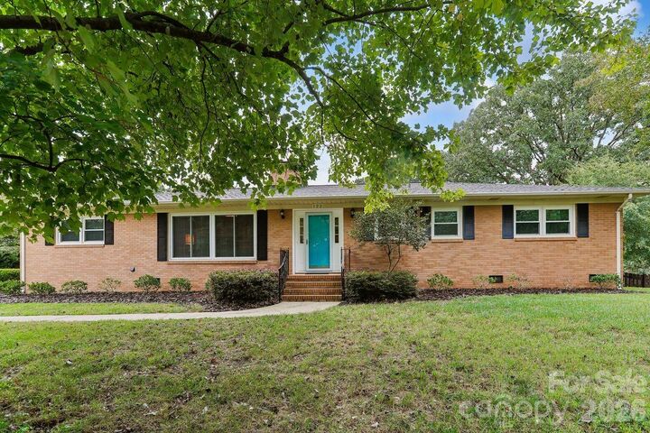 Property Photo:  122 Chanticleer Court  NC 28214 