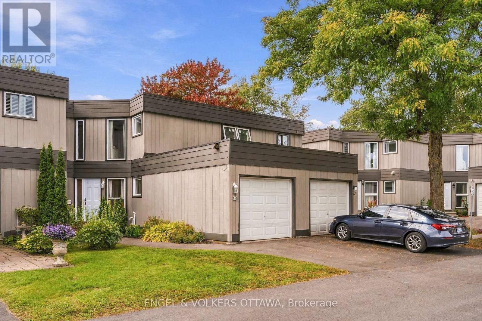 Property Photo: 38 Compata Way ON K1B 4W9