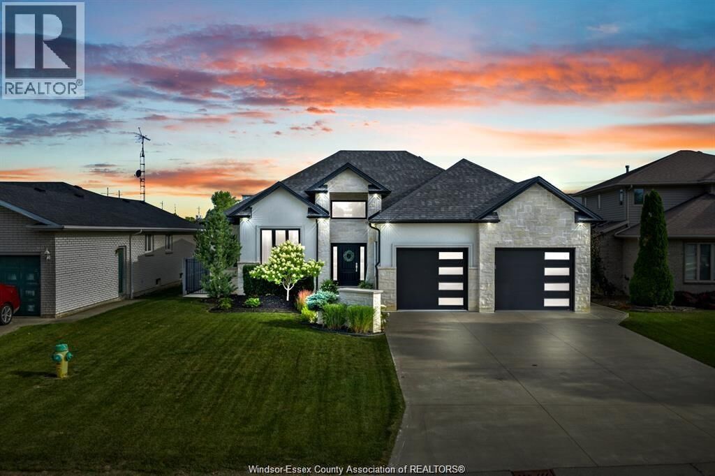 Property Photo:  22 Shawnee Court  ON N8H 5A8 