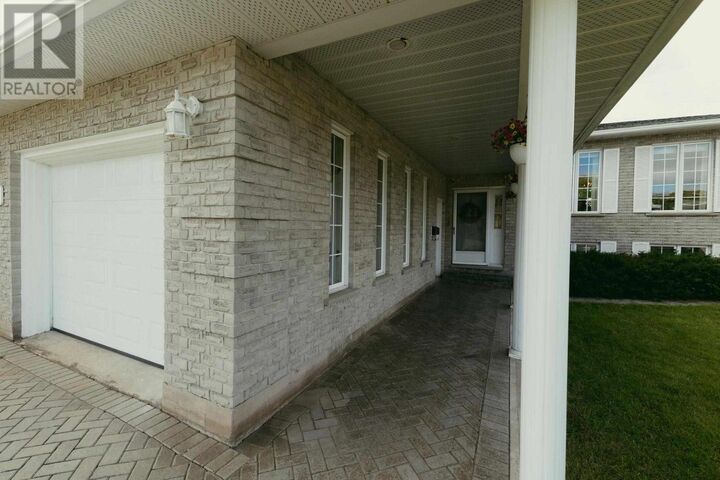 Property Photo: 78 Grandmont Cres ON P6B 3V9