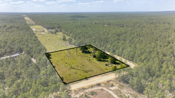 Property Photo: 5298 Colt Drive FL 32539