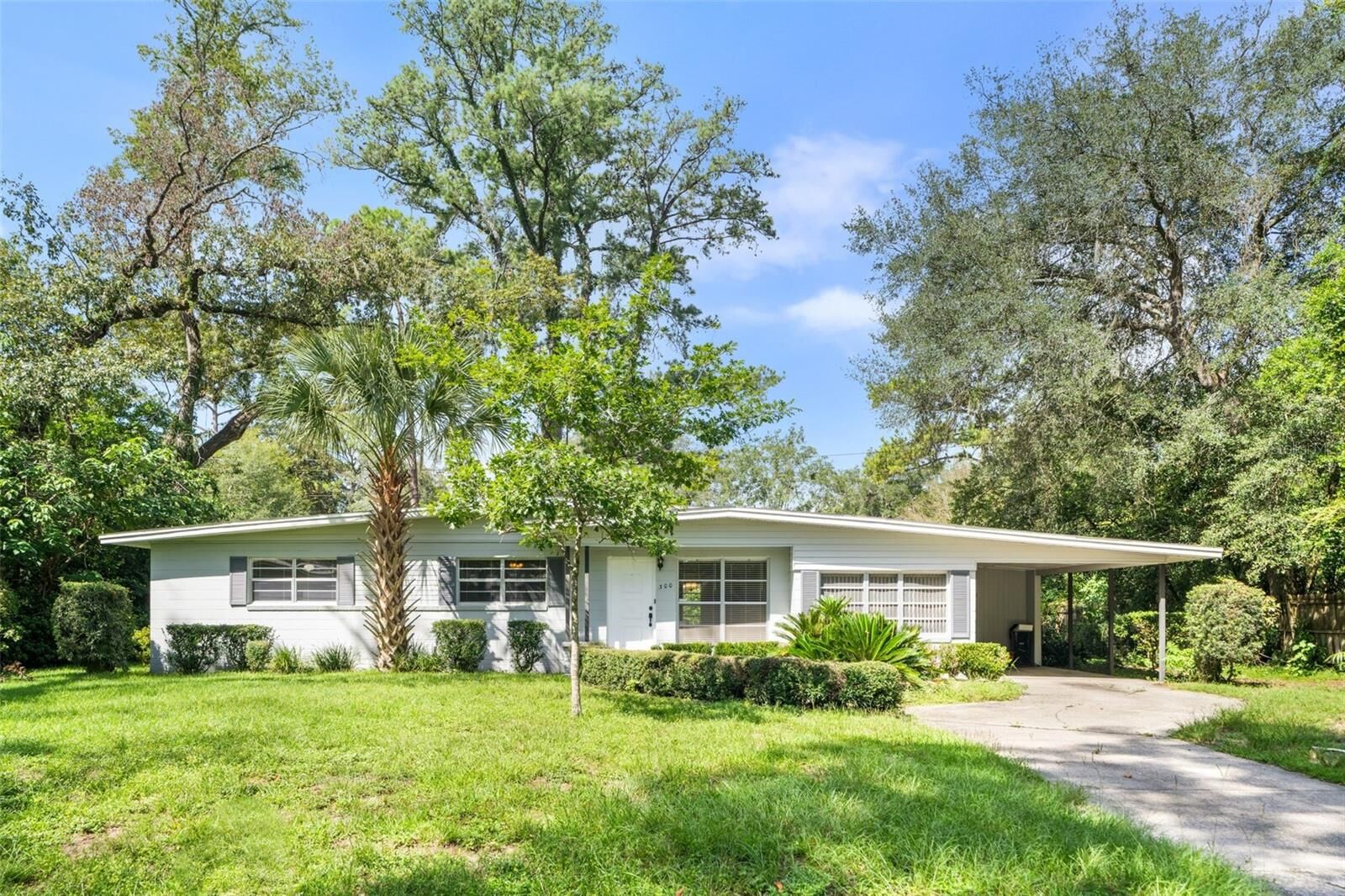 Property Photo: 300 NW 34th Drive FL 32607