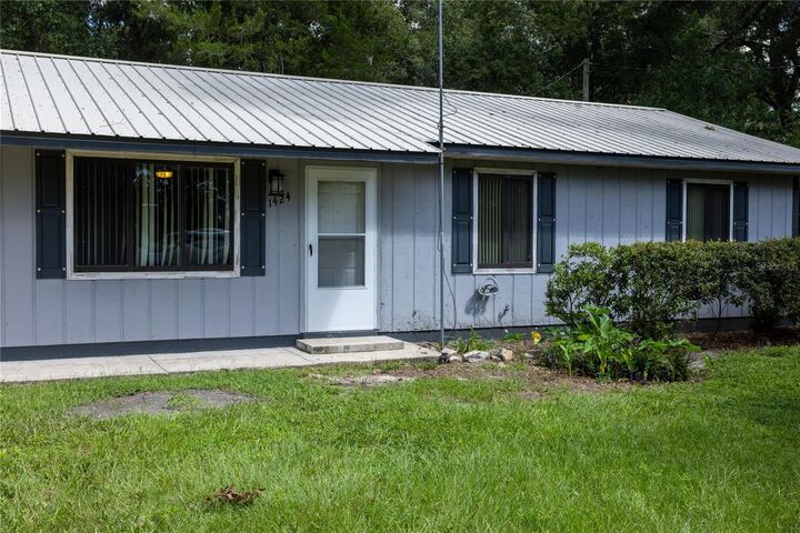 Property Photo: 1424 NW 13th Avenue FL 32626
