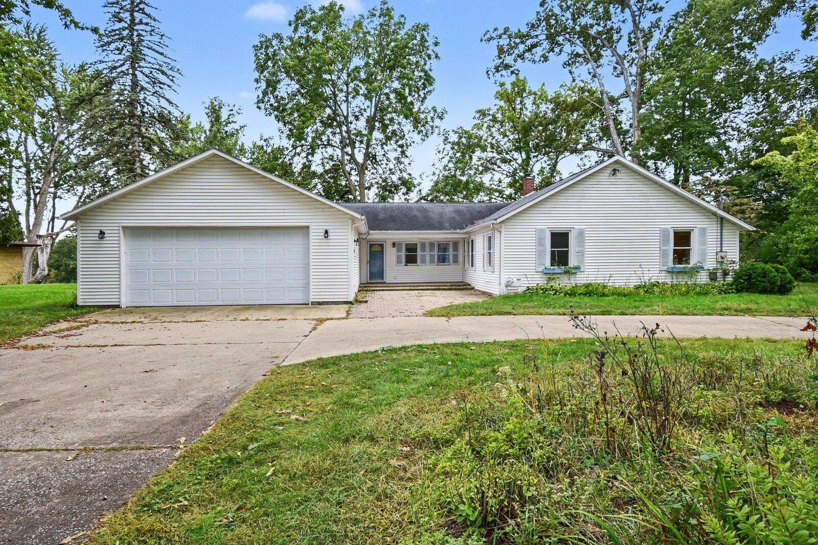 Property Photo: 2805 Chippewa Lane MI 48640-4116