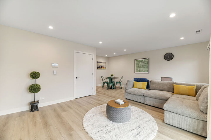 Property Photo: 7109 N Western Avenue 3S IL 60645