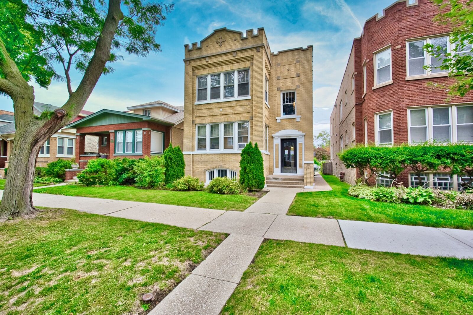 Property Photo:  6609 N Artesian Avenue 1  IL 60645 