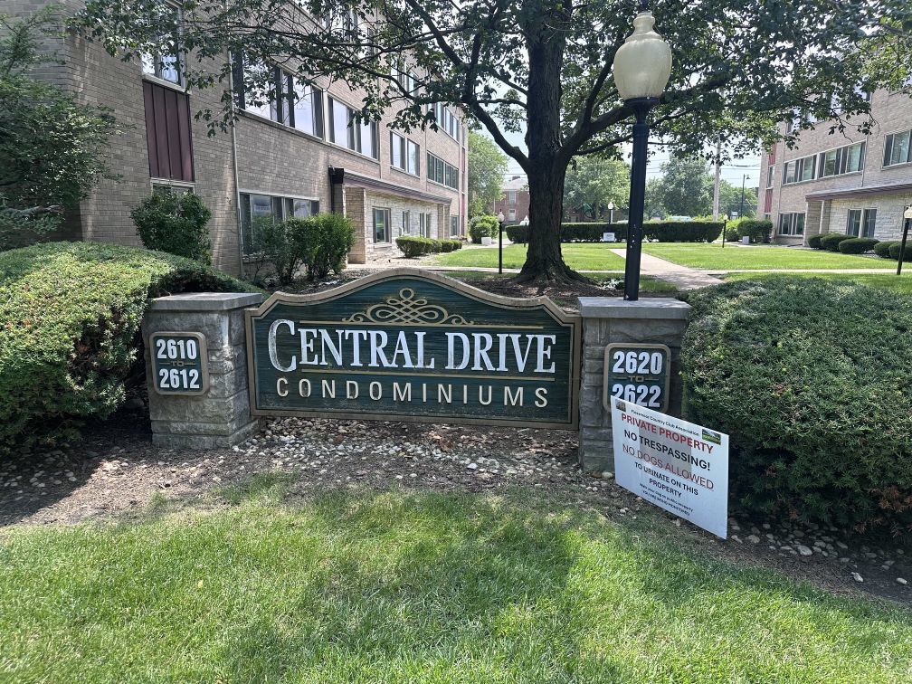 Property Photo:  2612 Central Drive 1N  IL 60422 