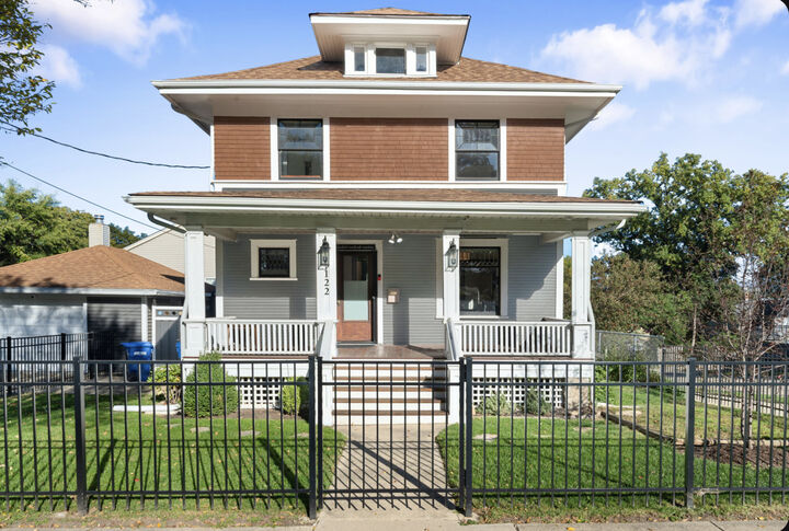 Property Photo:  122 S 5th Street  IL 60174 