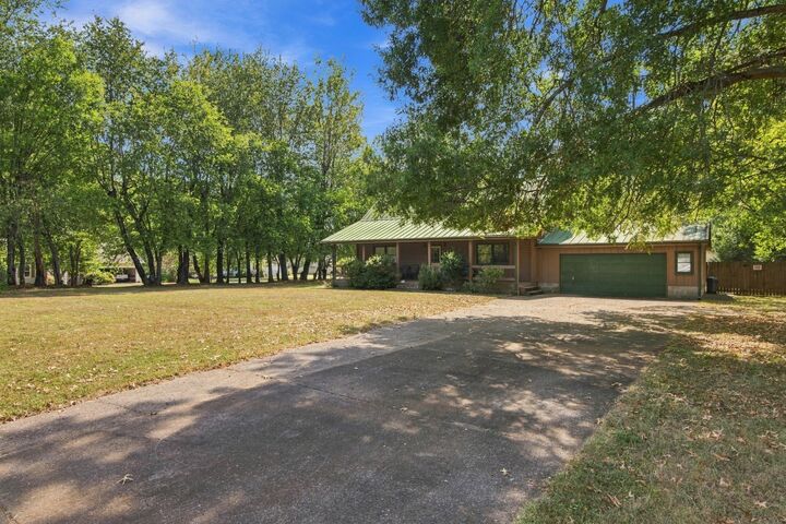 Property Photo:  801 Buckeye Ct  TN 37085 
