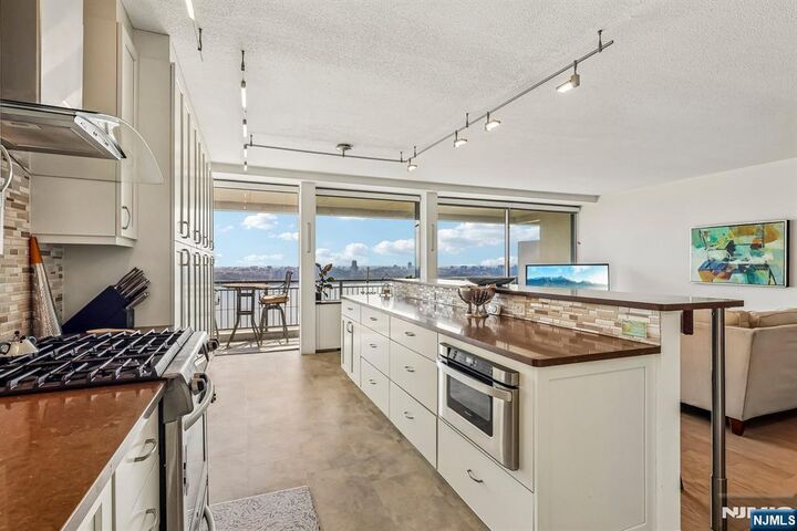 Property Photo:  4 Horizon Road #1015  NJ 07024 