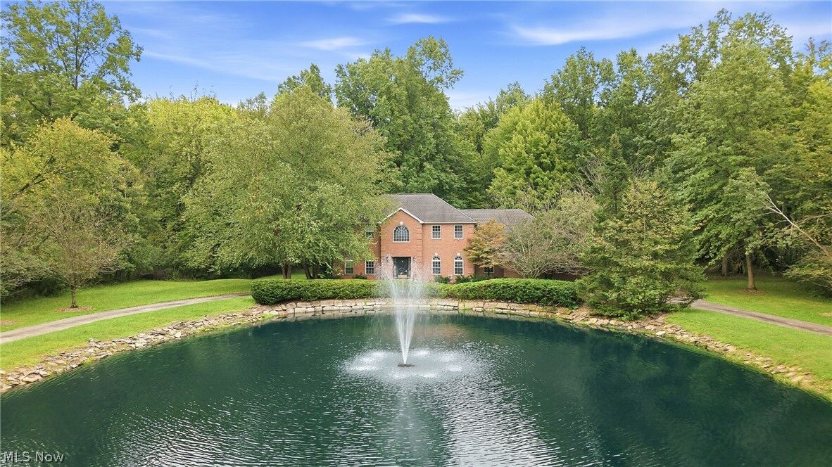 Property Photo: 2412 East Pointe Drive SE OH 44484