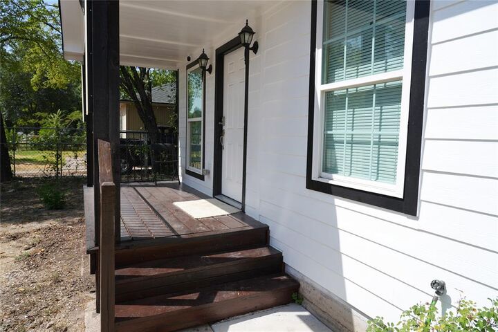 Property Photo: 2313 N Riverside Drive TX 76111