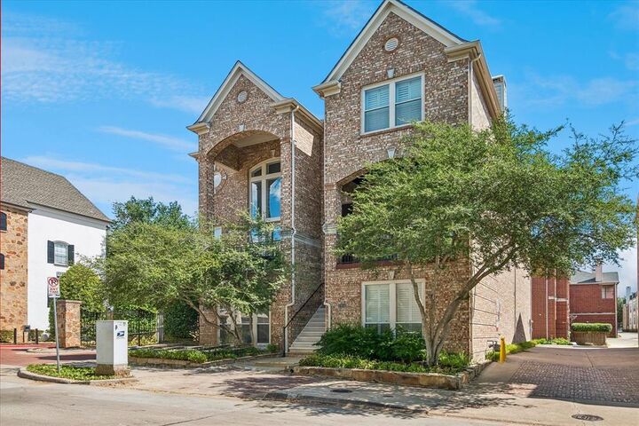 Property Photo: 2916 Thomas Avenue TX 75204