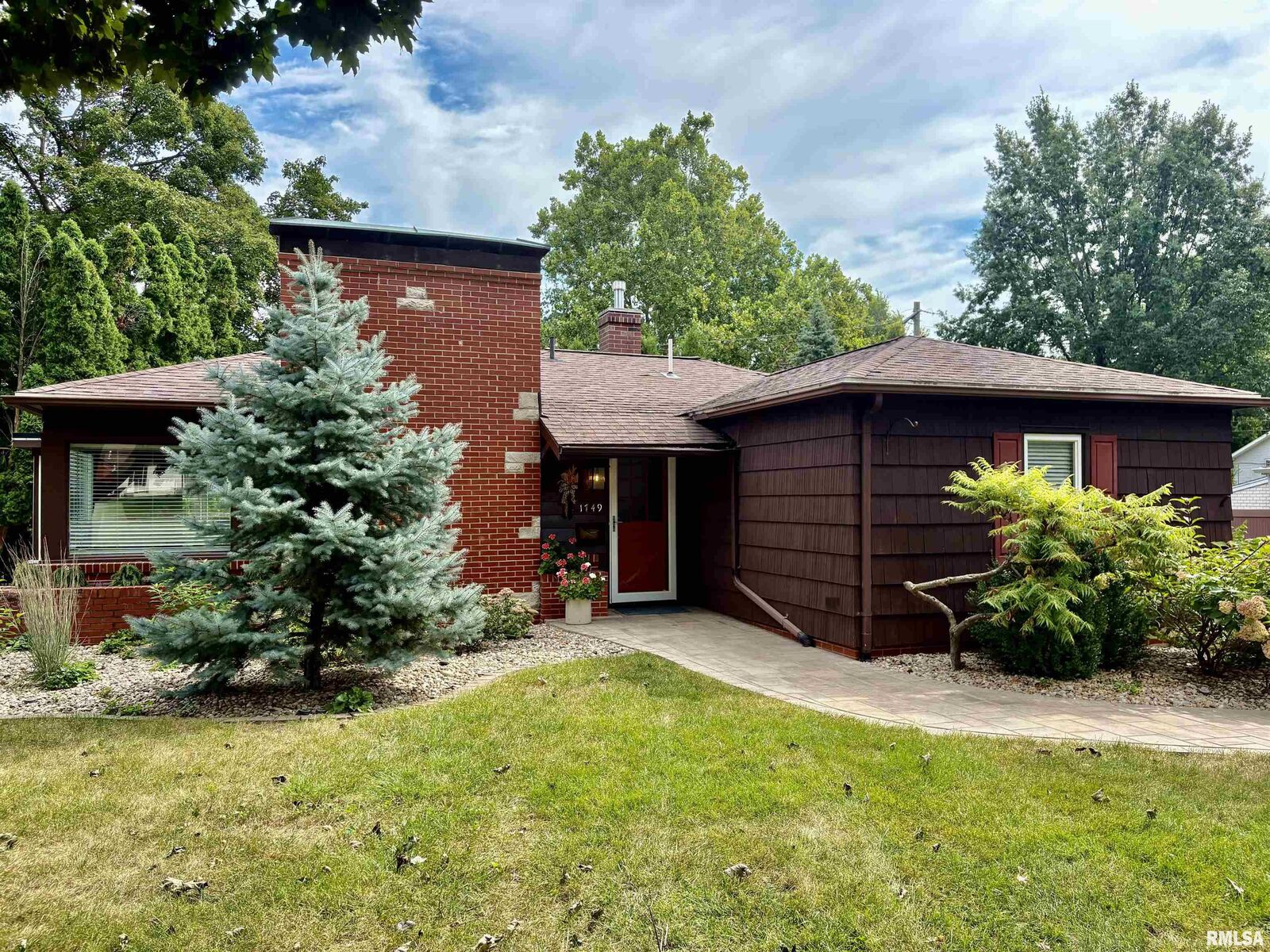 Property Photo: 1749 N Academy Street IL 61401
