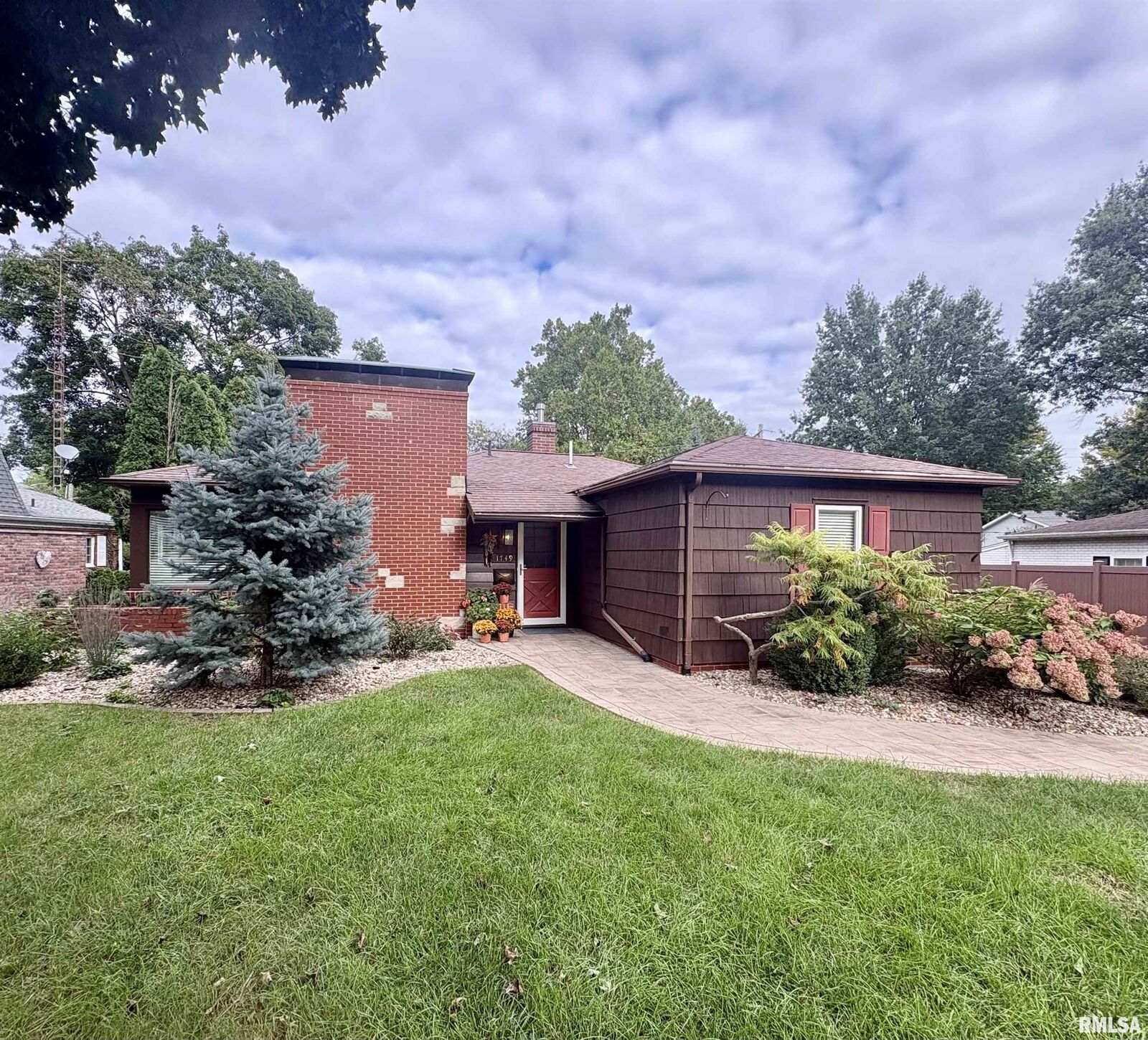 Property Photo:  1749 N Academy Street  IL 61401 