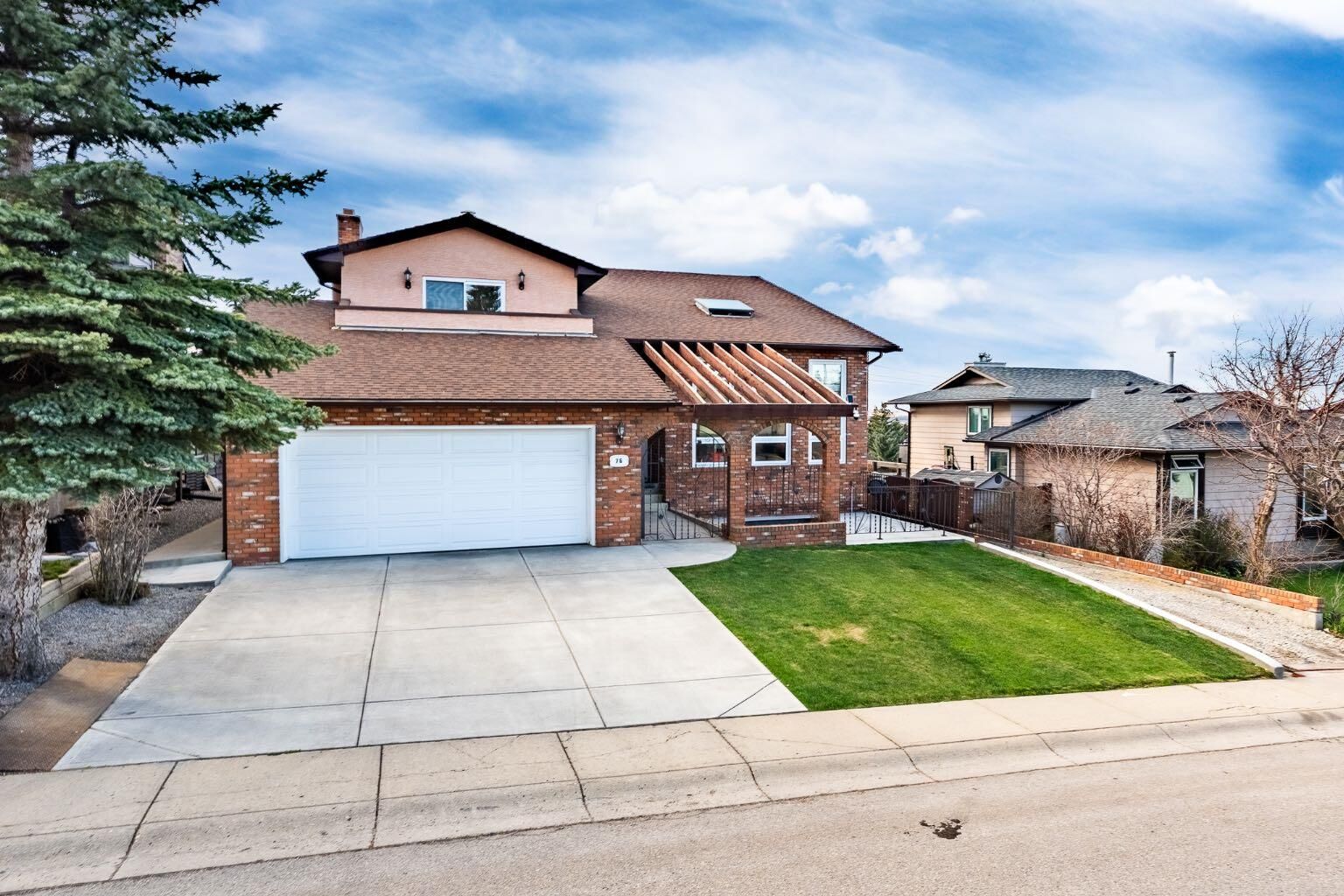 Property Photo:  76 Beaconsfield Way NW  AB T3K 1X1 