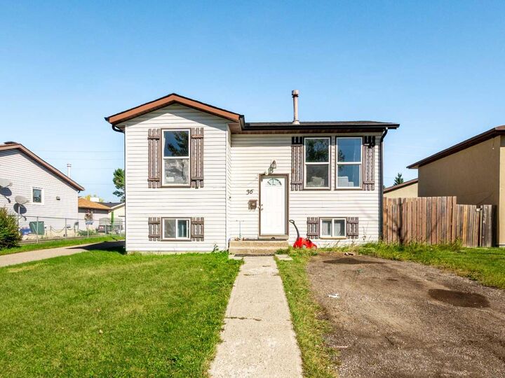 Property Photo:  36 Castlebrook Rise NE  AB T3J 1R5 