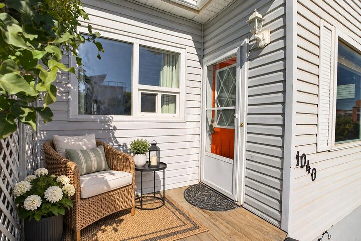 Property Photo:  1040 19 Avenue SE  AB T2G 1M2 