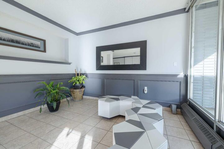 Property Photo: 1328 13 Avenue SW 201 AB T3C 0T3