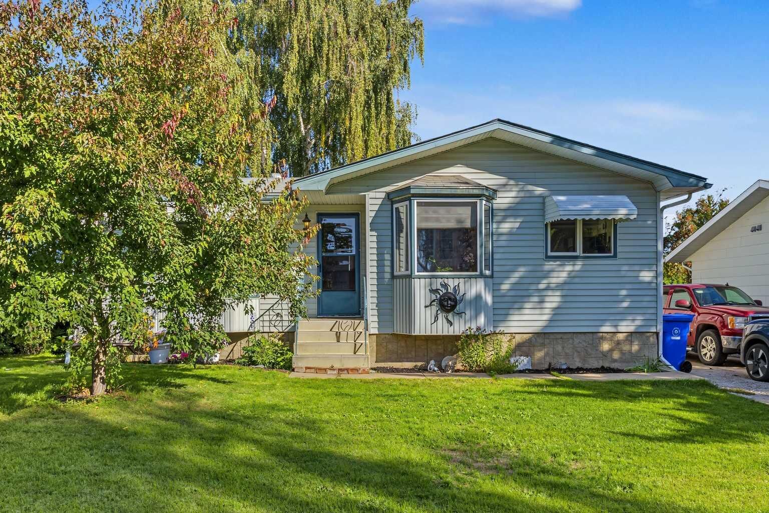 Property Photo:  410 Fowler Street  AB T0M 0A0 