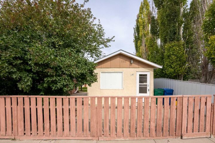 Property Photo:  1207 41 Avenue N  AB T1H 6B3 