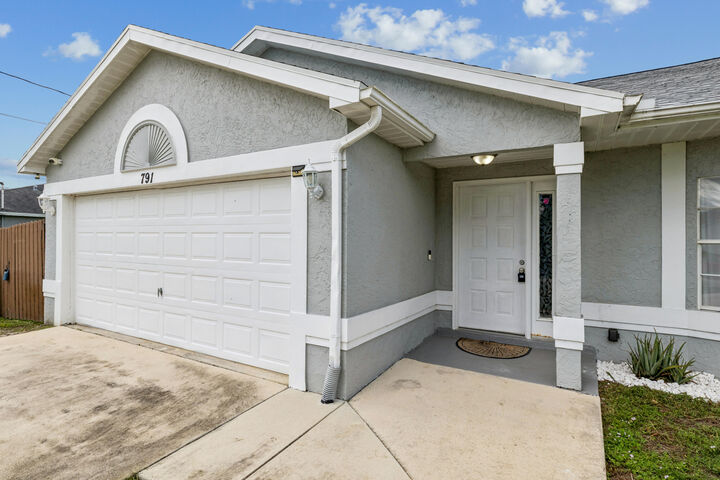 Property Photo: 791 SW Hillsboro Circle FL 34953