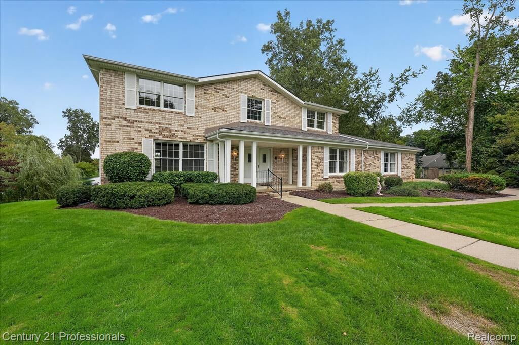Property Photo: 6075 Quaker Lane MI 48094