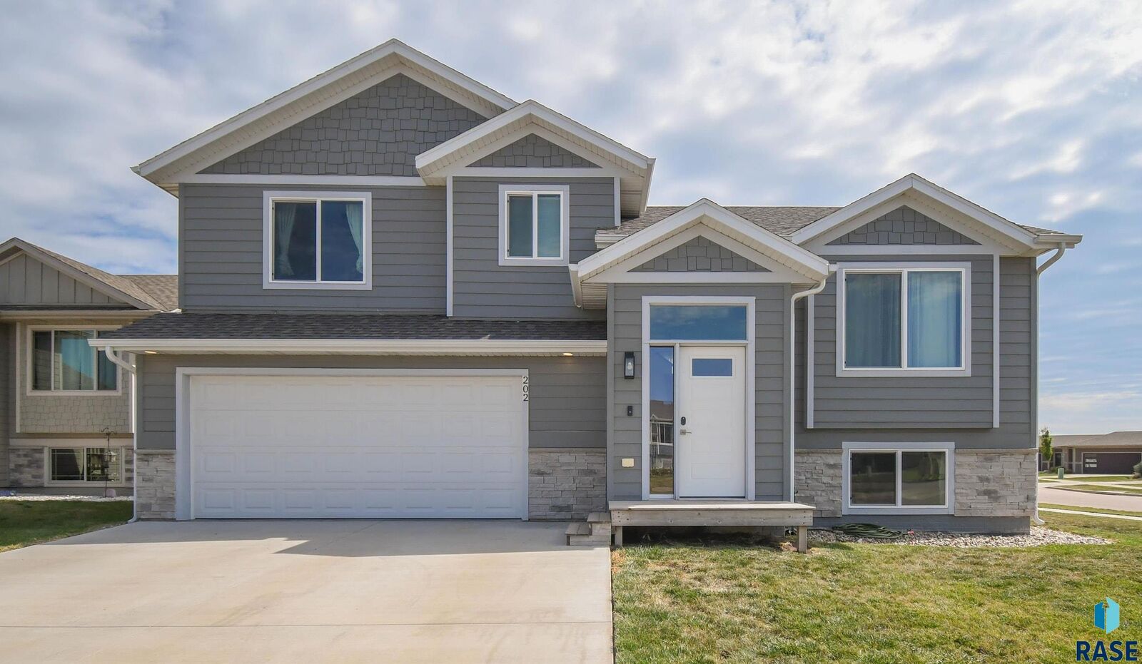 Property Photo: 202 Creekside Ave SD 57032