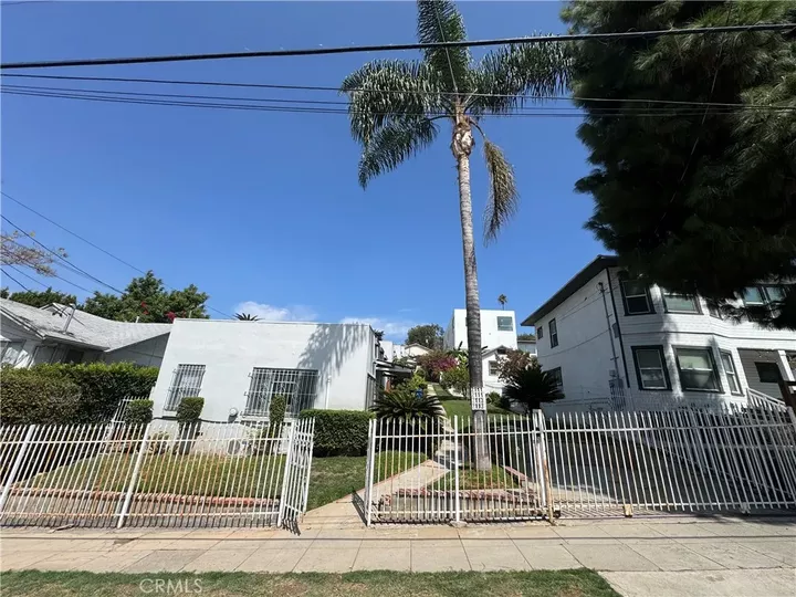 Property Photo:  2111 Aaron Street  CA 90026 