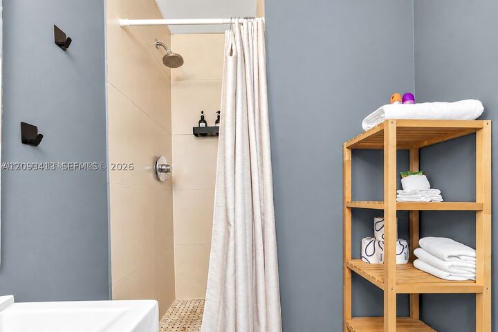 Property Photo: 500 14th St 101 FL 33139