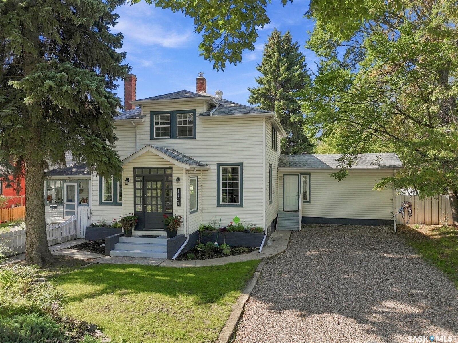 Property Photo:  1121 B Avenue N  SK S7L 1G2 