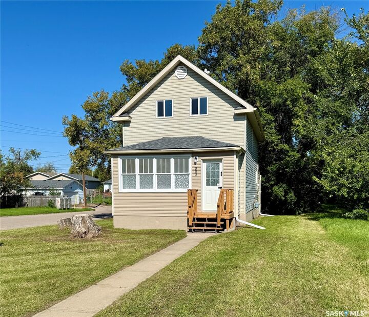 Property Photo:  502 8th Street E  SK S6V 0W6 