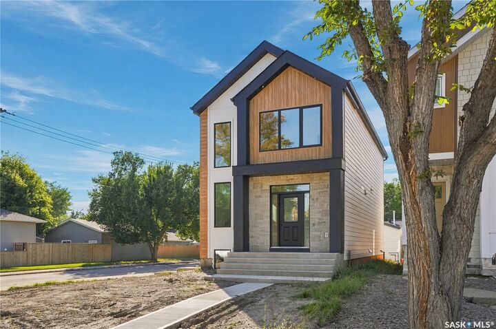 Property Photo:  1401 Edward Avenue  SK S7K 3B2 