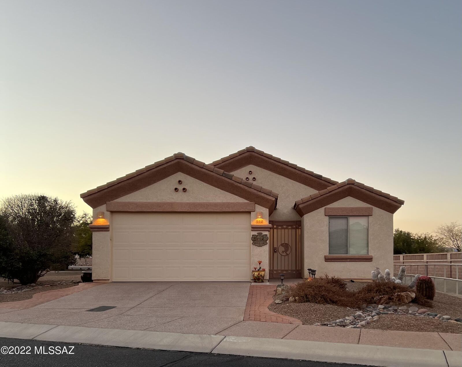 Property Photo:  552 W Royal Troon Place  AZ 85614 