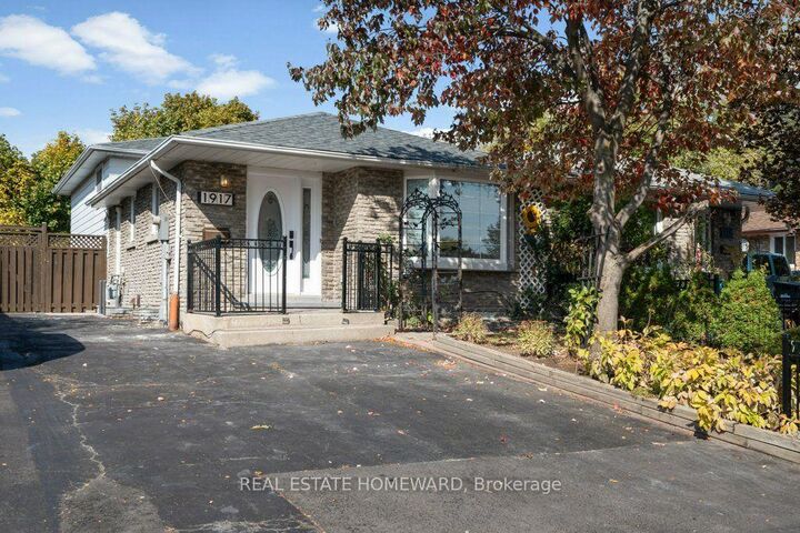 Property Photo:  1917 Bonnymede Drive Ground  ON L5J 1E2 