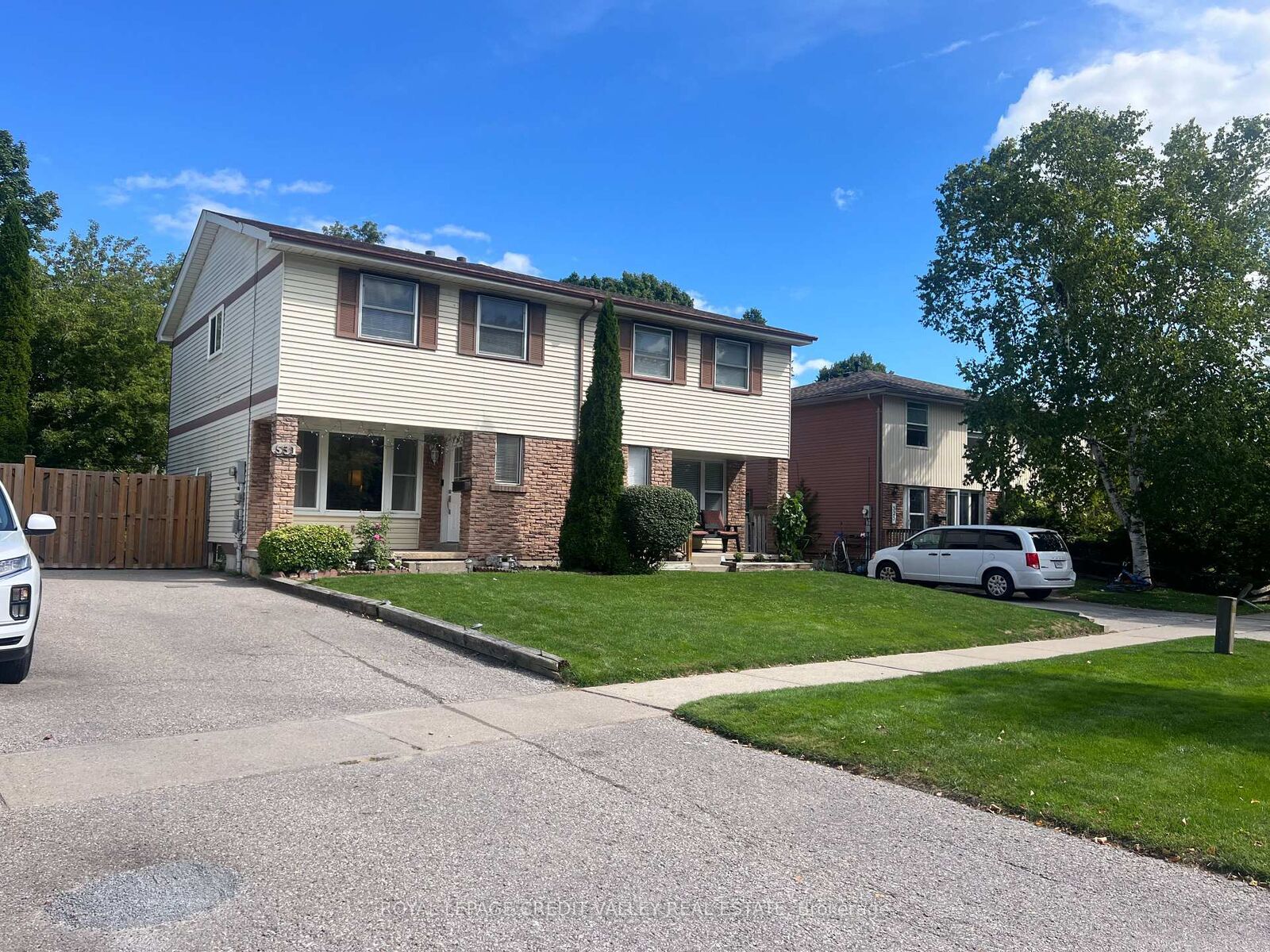 Property Photo:  531 Camelot Drive  ON L1K 1K3 