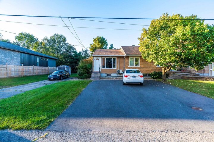 Property Photo:  1525 Rosebella Avenue A  ON K1T 1E7 