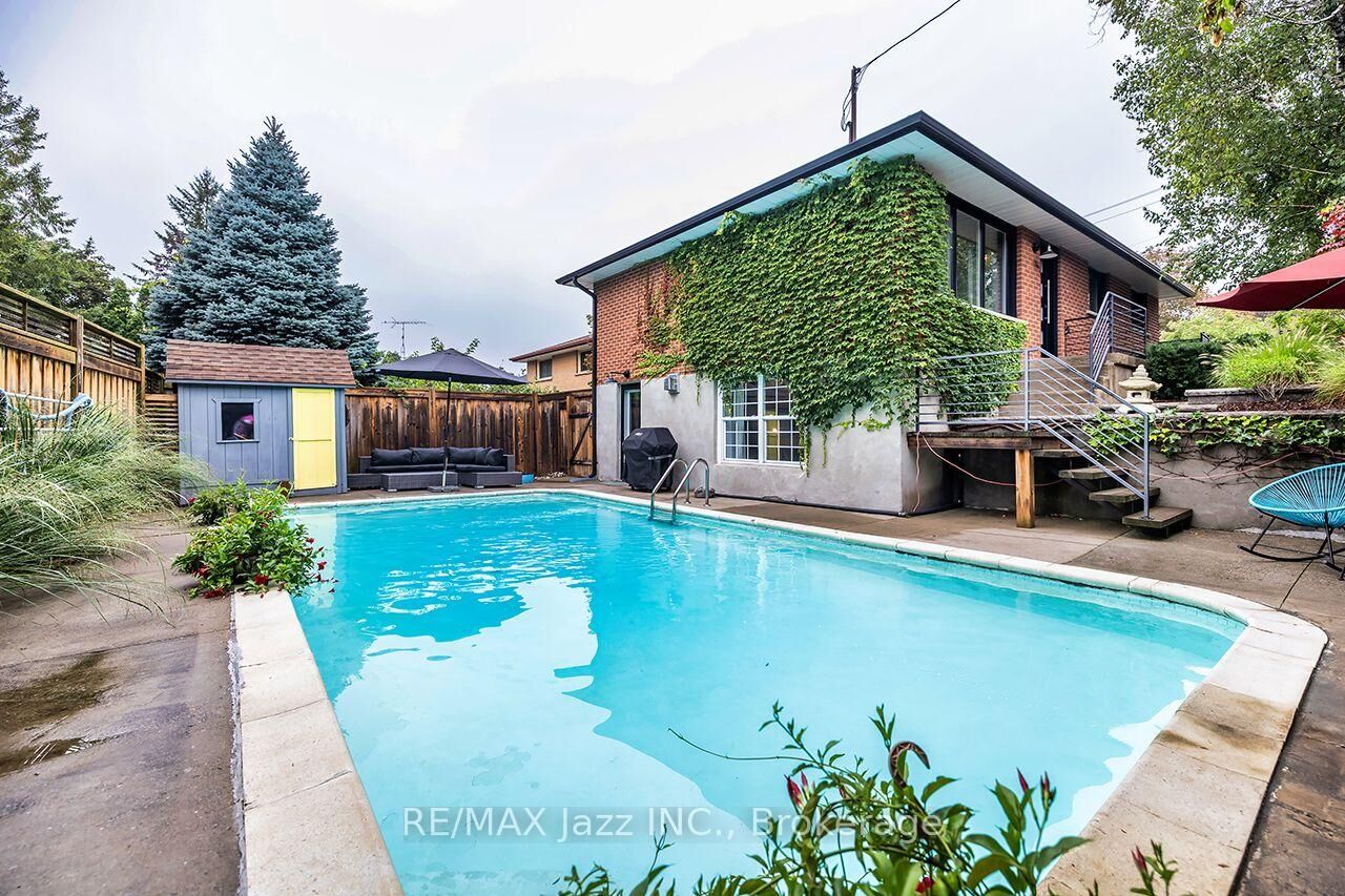 Property Photo:  1085 Willowdale Avenue  ON L1H 1W7 