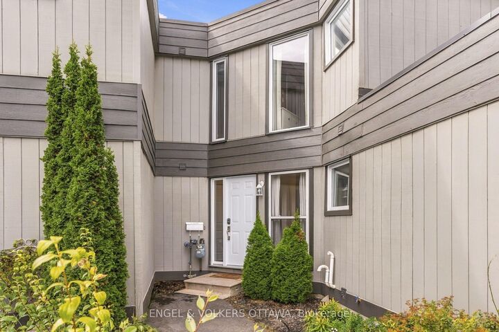 Property Photo:  38 Compata Way  ON K1B 4W9 