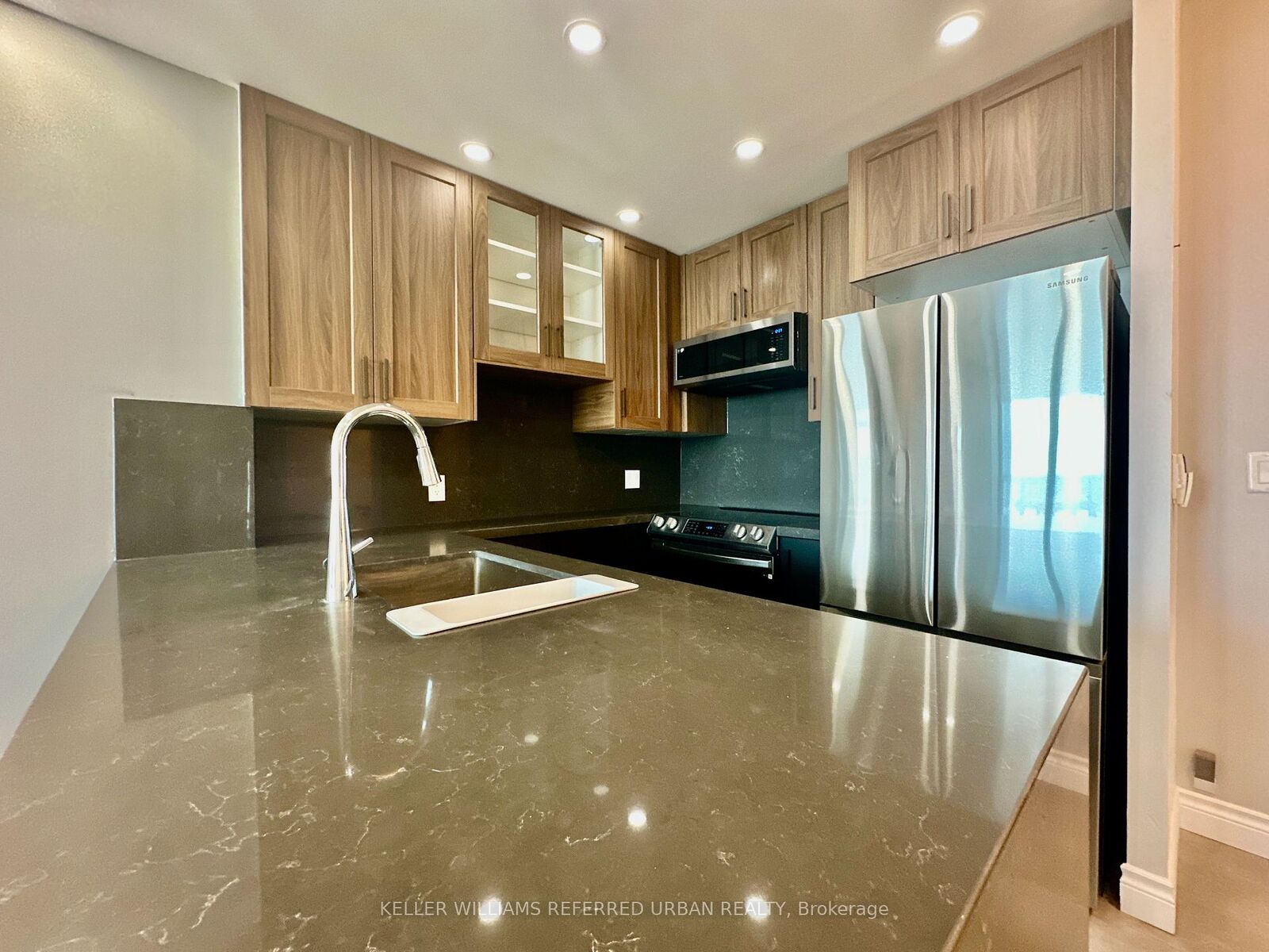 Property Photo:  8 Park Road Ph 3705  ON M4W 3S5 