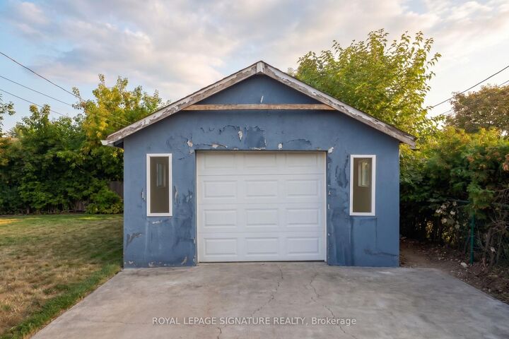 Property Photo: 1078 Pinegrove Road ON L6L 2W4