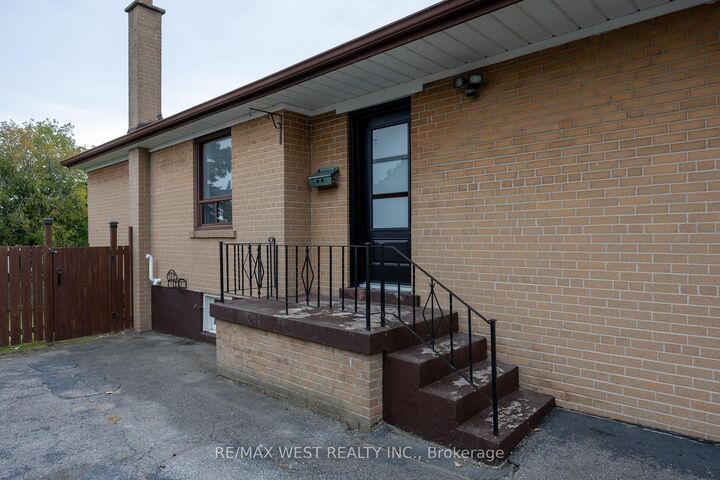Property Photo:  1331 Sharbot Street  ON L1J 1K1 